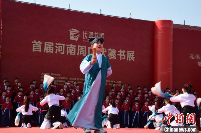 圖為學生們在開幕式上誦讀經(jīng)典?！×赫赵?攝
