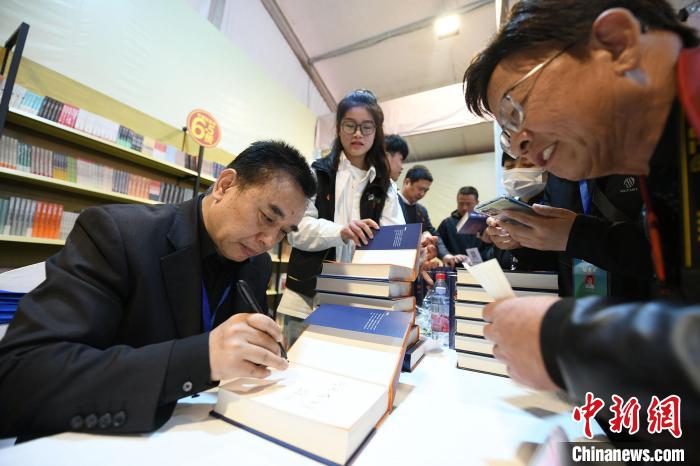圖為作家王躍文現(xiàn)場簽名售書。　梁照曾 攝