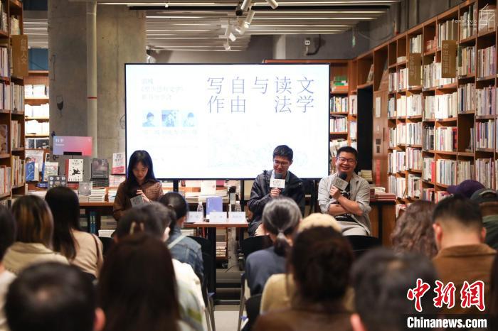 《至少還有文學(xué)》推出：在今天，我們?yōu)槭裁催€需要文學(xué)？
