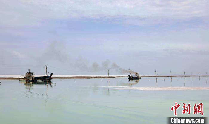 “天空之鏡”青海茶卡鹽湖：迎黃金旅游季，獨(dú)特景色引客來