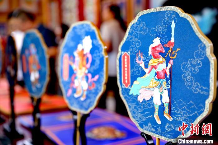 圖為唐卡延伸產(chǎn)品?！⊙Φ?攝