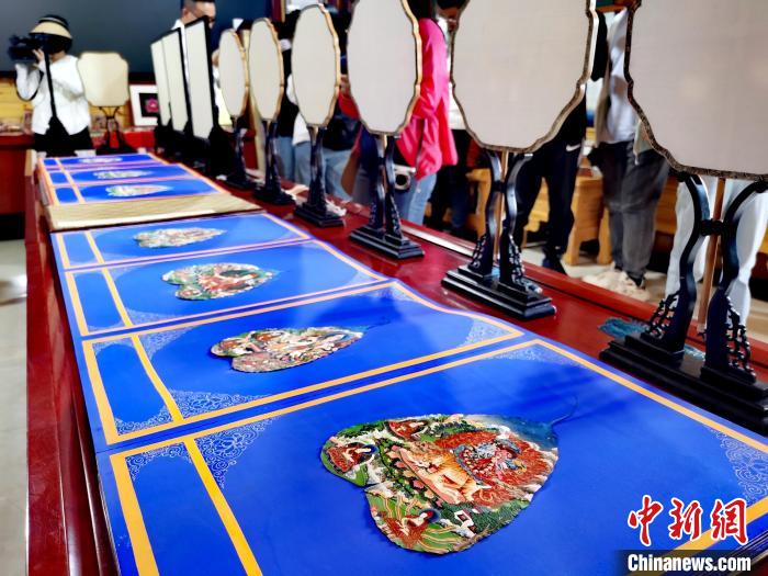 圖為唐卡延伸產(chǎn)品?！?zhí)砀?攝