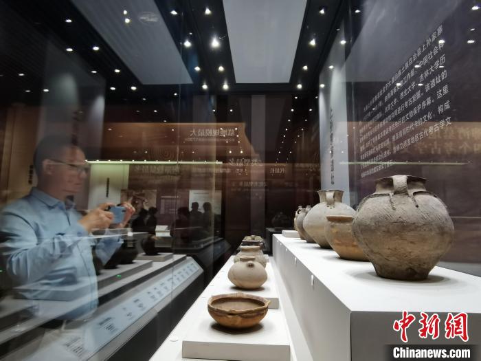 圖為河湟文化博物館展陳的陶器?！?zhí)砀?攝