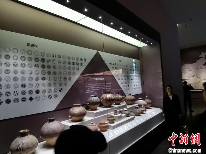 圖為河湟文化博物館展示的當?shù)爻鐾敛侍盏募y飾類別?！?zhí)砀?攝