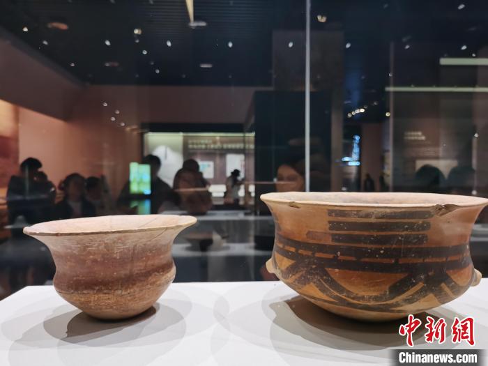 圖為河湟文化博物館展陳的陶器?！?zhí)砀?攝
