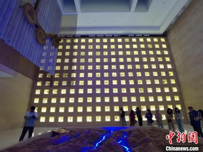 圖為河湟文化博物館序廳的左右彩陶墻放置的374件彩陶?！?zhí)砀?攝
