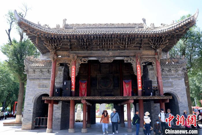 圖為平安驛·河湟民俗文化體驗地的戲樓?！⊙Φ?攝