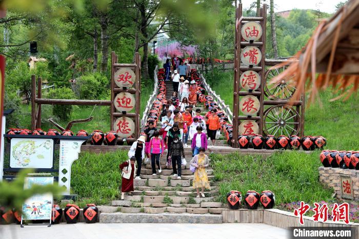 圖為油嘴灣生態(tài)文化景區(qū)的游客?！⊙Φ?攝
