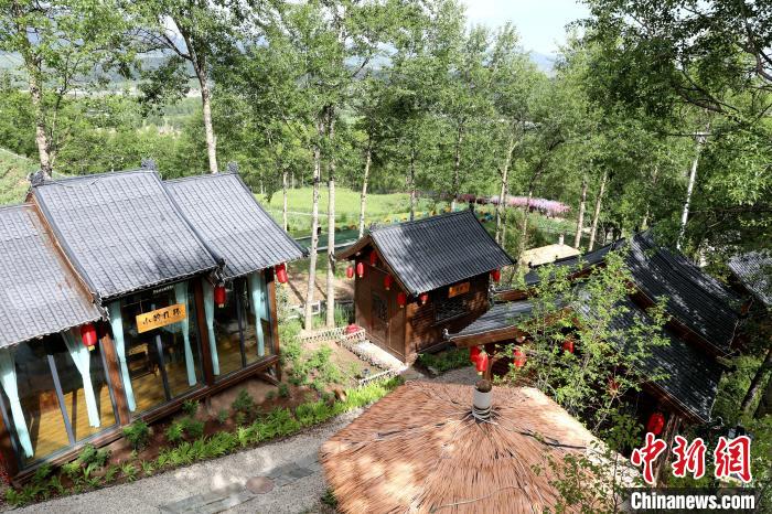 圖為景區(qū)內依山而建的民宿?！⊙Φ?攝