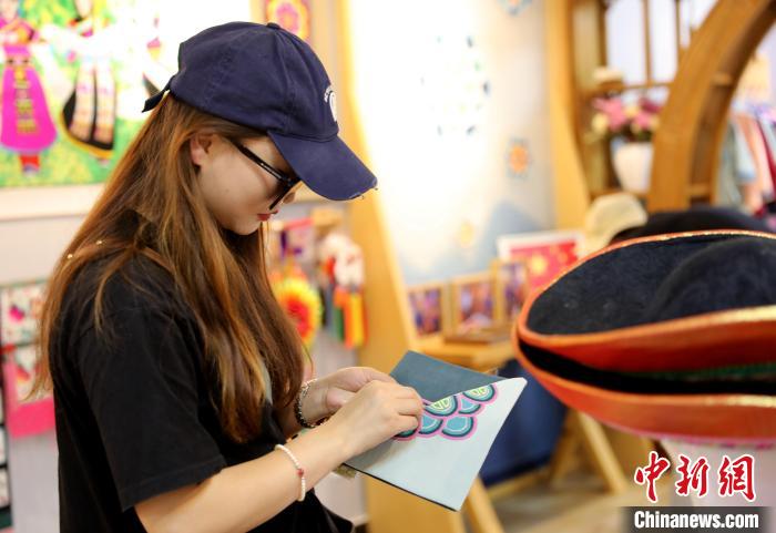 圖為民眾體驗國家級非遺項目盤繡技藝?！⊙Φ?攝