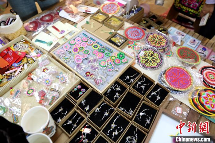 圖為盤繡作品?！⊙Φ?攝