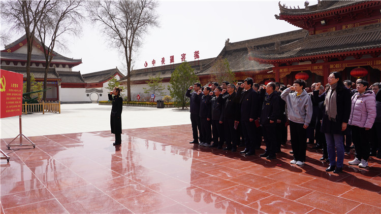 4月6日，為傳承弘揚(yáng)革命英烈精神，教育引導(dǎo)紀(jì)檢監(jiān)察干部筑牢信仰之基、補(bǔ)足精神之鈣、把穩(wěn)思想之舵，永葆忠誠干凈擔(dān)當(dāng)?shù)恼伪旧?。市紀(jì)委監(jiān)委組織紀(jì)檢監(jiān)察干部赴靜寧縣界石鋪紅軍長征紀(jì)念館和莊浪縣梯田紀(jì)念館開展廉政教育和革命傳統(tǒng)教育。.jpg
