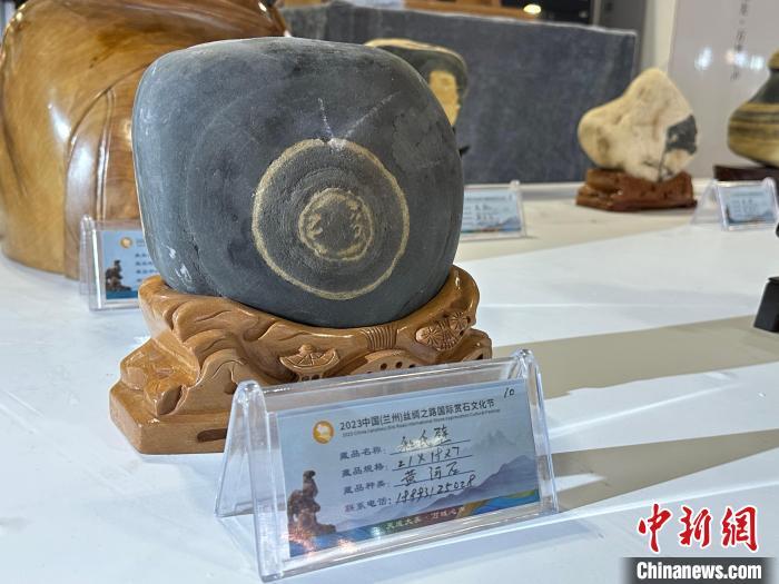 8月3日——7日，2023中國(蘭州)絲綢之路國際賞石文化節(jié)在甘肅國際會(huì)展中心舉行。圖為名為《和氏璧》的黃河石。楊娜 攝</p><p>