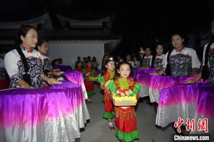 甘肅省西和縣姜席鎮(zhèn)晚霞湖畔，當(dāng)?shù)孛耖g舉行盛大的乞巧儀式。魏朵朵 攝