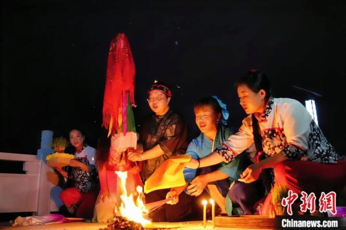 持續(xù)七天八夜的乞巧節(jié)正在西漢水上游的甘肅省西和縣進(jìn)行。西和縣姜席鎮(zhèn)晚霞湖畔，民眾“巧頭”點(diǎn)蠟、炷香、焚裱紙、跪拜，準(zhǔn)備將“巧娘娘”請(qǐng)進(jìn)院。魏朵朵 攝