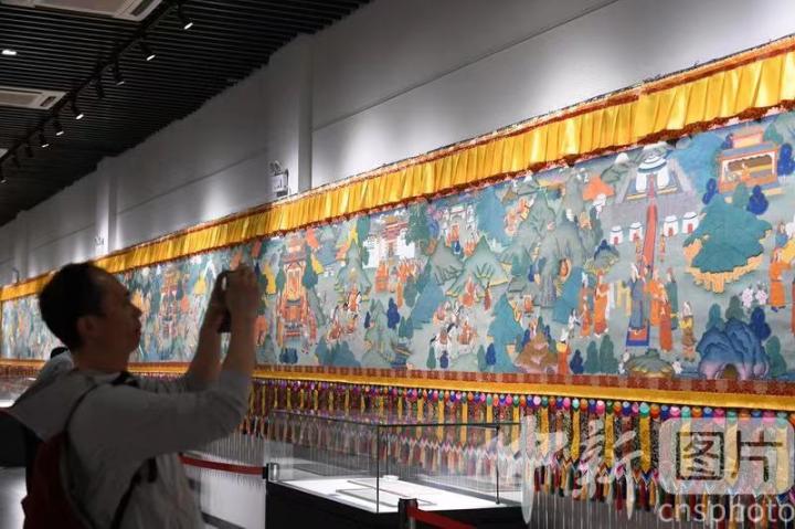 圖為觀(guān)眾觀(guān)看唐卡《涼州會(huì)盟》。 中新社記者 戴文昌 攝