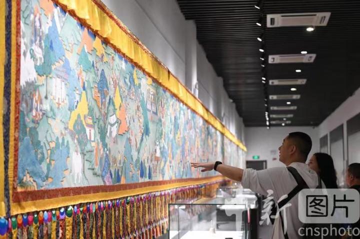 圖為觀(guān)眾參觀(guān)唐卡《涼州會(huì)盟》。 中新社記者 戴文昌 攝