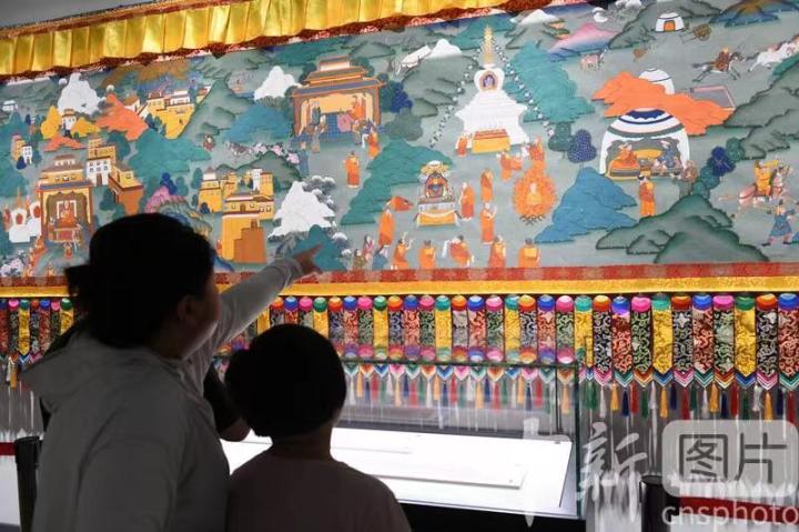 圖為觀(guān)眾觀(guān)看唐卡《涼州會(huì)盟》。 中新社記者 戴文昌 攝