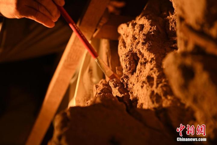 8月25日，文物修復(fù)師牟常有進(jìn)行文物修復(fù)工作。