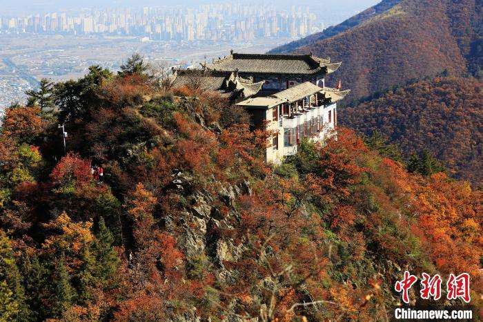 深秋，位于蘭州市榆中縣的興隆山，漫山遍野成五彩顏色。張?zhí)鞂?攝