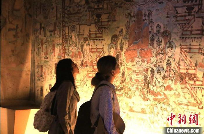 2023年8月27日，游客在甘肅省敦煌市博物館參觀文物展。張曉亮 攝(資料圖)