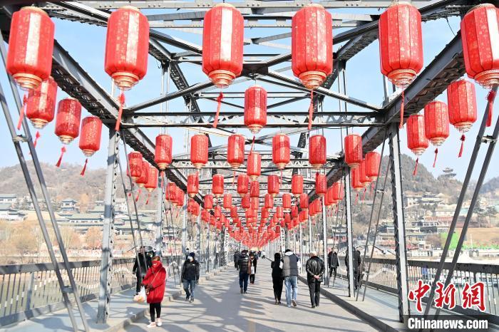 1月30日，裝扮一新的中山橋?yàn)榧磳⒌絹?lái)的新春佳節(jié)增添節(jié)日氛圍。九美旦增 攝</p><p>