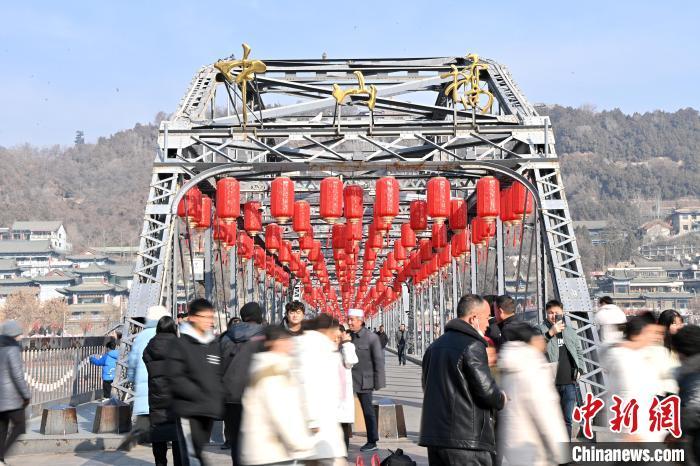1月30日，裝扮一新的中山橋?yàn)榧磳⒌絹?lái)的新春佳節(jié)增添節(jié)日氛圍。九美旦增攝</p><p>