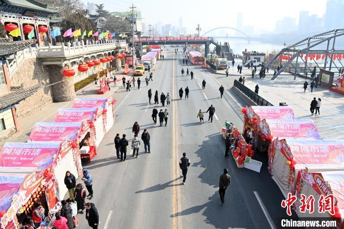 1月30日，蘭州黃河畔的年貨集市吸引顧客選購(gòu)年貨。九美旦增 攝</p><p>
