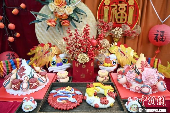 1月25日，春節(jié)臨近，蘭州一花饃店“龍”元素花饃熱銷。圖為展出的“龍”元素花饃。九美旦增 攝