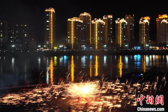 國家級非物質(zhì)文化遺產(chǎn)“打鐵花”在黃河岸畔落地。侯奇志 攝</p>
<p>