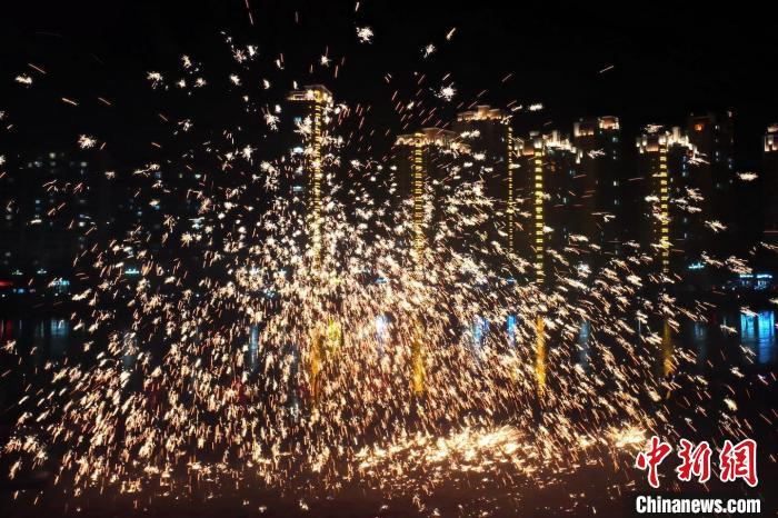 “過年打鐵花”是臨夏州永靖縣的民俗傳統(tǒng)。這項(xiàng)民俗表演，其實(shí)有著硬核技術(shù)作支撐，那就是入選國家級非遺的“永靖王氏生鐵冶鑄技藝”。侯奇志 攝</p>
<p>