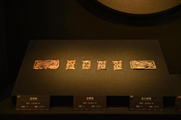 張家川縣馬家塬車輿博物館展陳的馬家塬遺址出土的金項(xiàng)飾、金腰飾、金人畫(huà)飾等。李亞龍 攝　　