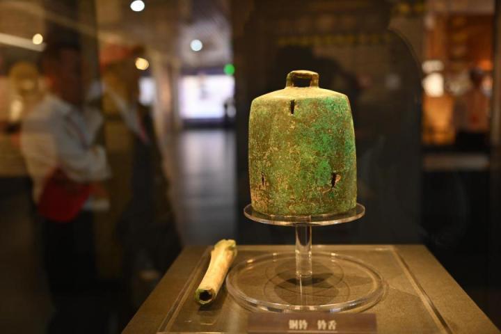 張家川縣馬家塬車輿博物館展陳的馬家塬遺址出土的銅鈴。李亞龍 攝
