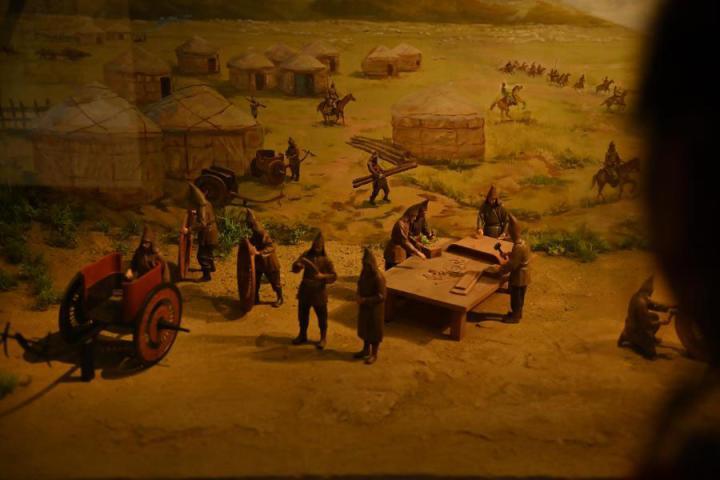 在張家川縣馬家塬車輿博物館展陳的關(guān)于戰(zhàn)國(guó)西戎車輿制作過(guò)程的模型。李亞龍 攝
