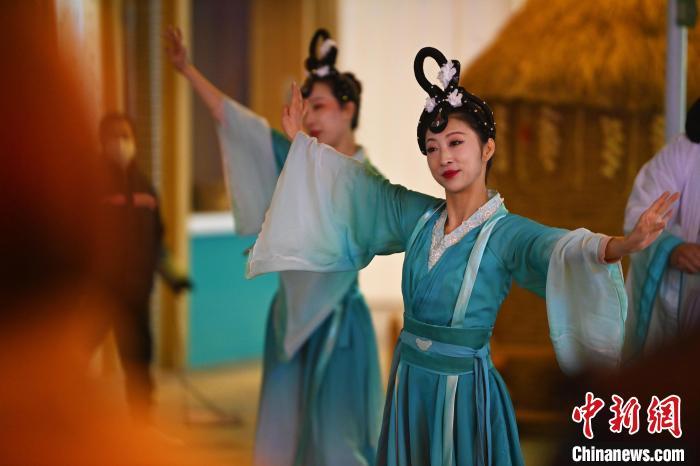 圖為工作人員進(jìn)行舞蹈表演。李亞龍 攝</p>
<p>