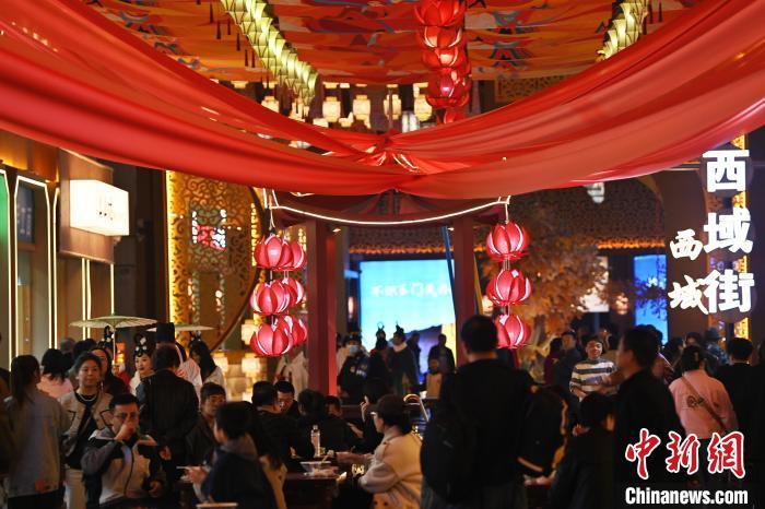 圖為街區(qū)現(xiàn)場(chǎng)游客絡(luò)繹不絕。李亞龍 攝</p>
<p>