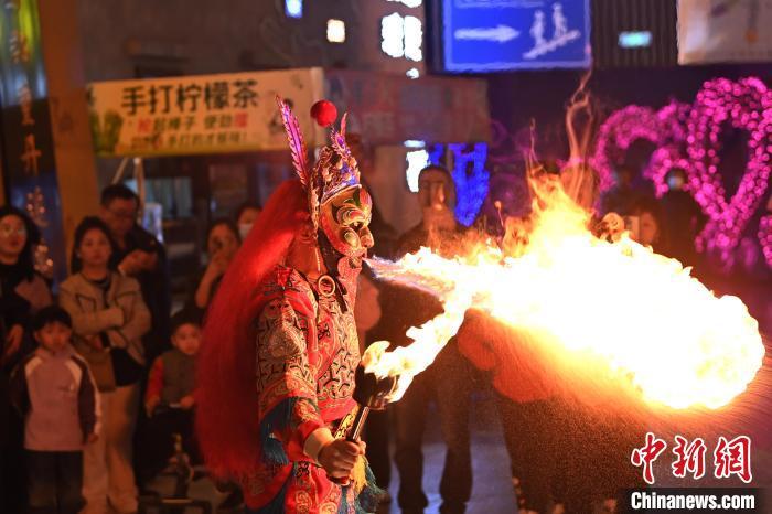 圖為工作人員進(jìn)行雜耍表演。李亞龍 攝</p>
<p>