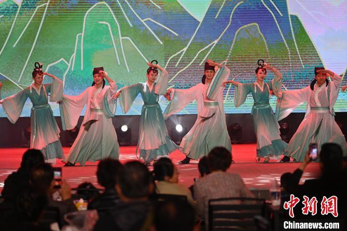 圖為工作人員進(jìn)行舞蹈表演。李亞龍 攝