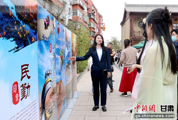 3月下旬，民勤縣在天水啟漢樓廣場舉行推介會，宣傳本地旅游資源和農(nóng)特優(yōu)產(chǎn)品。圖為工作人員向游客介紹民勤自然風(fēng)光、歷史文化。馬愛彬 攝