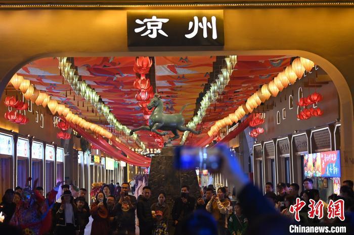 圖為游人拍攝煥然一新亮相的街區(qū)。李亞龍 攝</p><p>