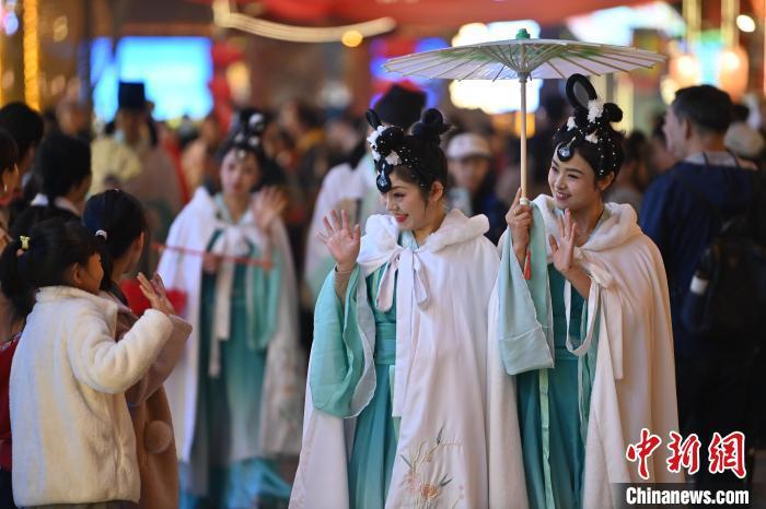 圖為街區(qū)人員著傳統(tǒng)服飾與游人互動(dòng)。李亞龍 攝</p><p>
