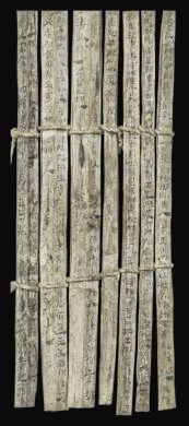 漢簡(jiǎn)《康居王使者冊(cè)》。此簡(jiǎn)記載了西域康居國(guó)使者前來(lái)“進(jìn)貢”駱駝，抵達(dá)敦煌遇到不公后反映問(wèn)題，朝廷受理解決的經(jīng)過(guò)。新華社發(fā)（甘肅簡(jiǎn)牘博物館供圖）