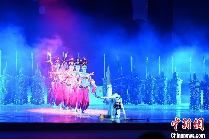 2023年2月18日，蘭州歌舞劇院創(chuàng)排的大型舞劇《大夢敦煌》。　　九美旦增 攝