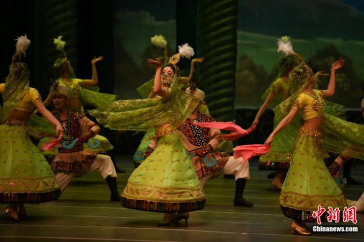 2024年2月23日晚，中國(guó)經(jīng)典舞劇《絲路花雨》在甘肅蘭州演出恭賀新春。李亞龍 攝