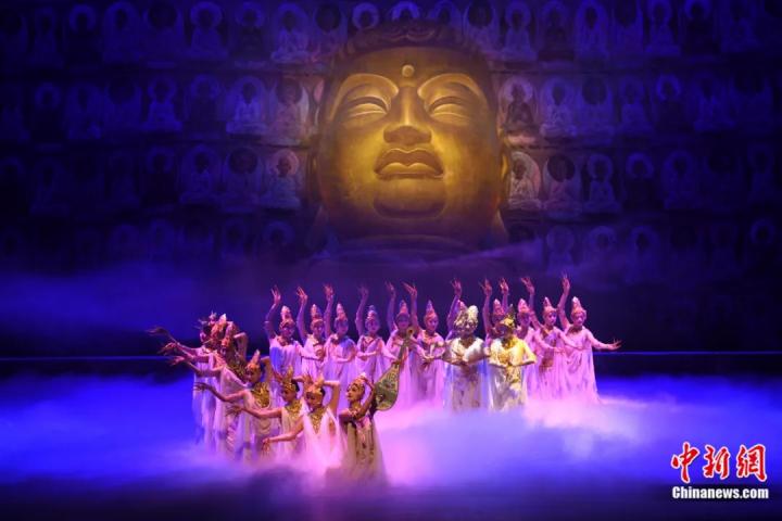 2024年2月23日晚，中國(guó)經(jīng)典舞劇《絲路花雨》在甘肅蘭州演出恭賀新春。李亞龍 攝