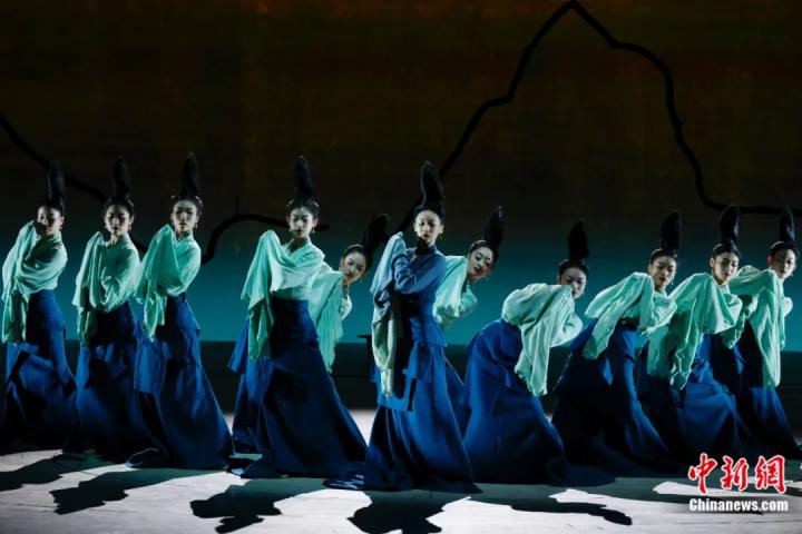 2024年2月29日晚，舞蹈詩(shī)劇《只此青綠》在北京上演，多國(guó)駐華使節(jié)和國(guó)際組織代表前來(lái)觀賞。韓海丹 攝