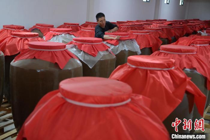 圖為5月10日，工作人員在儲(chǔ)酒庫(kù)檢查酒缸密封性。九美旦增　攝