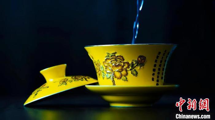 2023年5月，拍攝的臨夏特色茶飲——蓋碗茶。(資料圖)臨夏市融媒體中心供圖