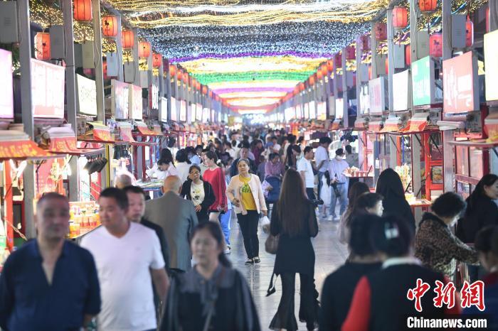 圖為燈光亮起，明清街夜市人氣漸旺?！〈魑牟?攝</p><p>