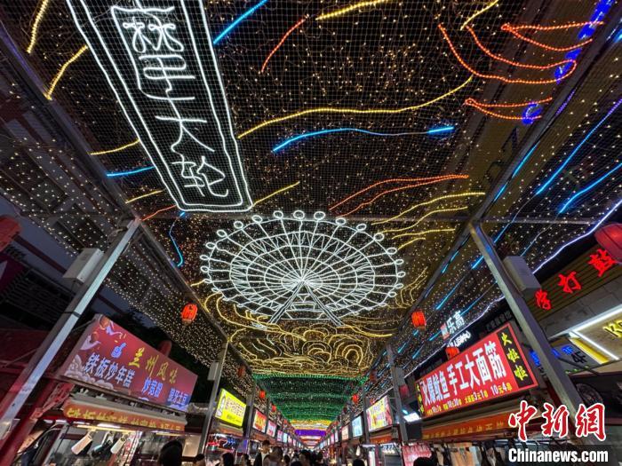 圖為明清街夜市燈光點亮具有武威文化元素的“摩天輪”彩燈。　戴文昌 攝</p><p>
